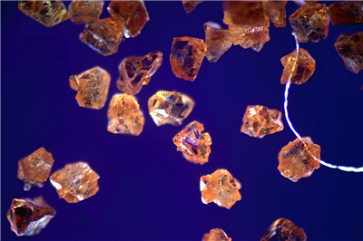 显微镜下的钻石粉末